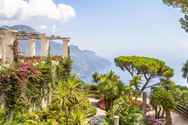 Amalfi kıyısındaki villa Rufolo 'nun inanılmaz bahçeleri, Ravello, İtalya