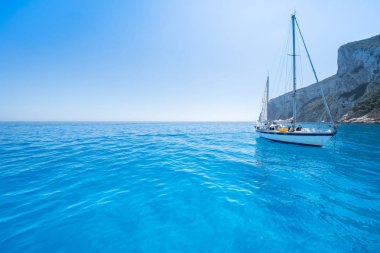 İtalya 'nın Orosei Körfezi' ndeki Cala Goloritze plajı yakınlarındaki Sardinya 'nın doğu kıyısında.