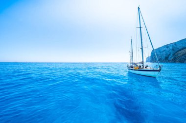 İtalya 'nın Orosei Körfezi' ndeki Cala Goloritze plajı yakınlarındaki Sardinya 'nın doğu kıyısında.