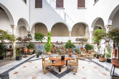 Granada, İspanya 'da bir parfüm dükkanında geleneksel Endülüs avlusu