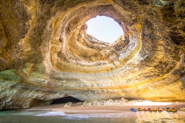 Benagil deniz Mağarası iç görünüm üzerinde Praia de Benagil, Benagil Beach Algarve Portekiz