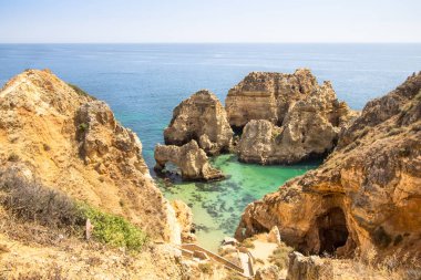 Portekiz 'in Algavre kıyısındaki Ponta da Piedade kayalıklarının güzel manzarası