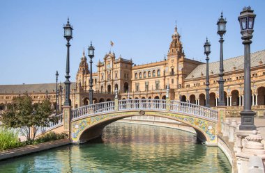 Seville Plaza de Espana 'nın merkez meydanındaki köprüler, Endülüs, İspanya