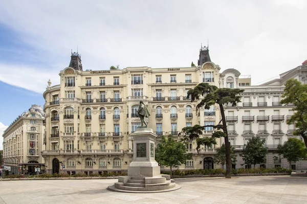 Widok Plaza Las Cortes Posągiem Słynnego Hiszpańskiego Poety Miguela Cervantesa — Zdjęcie stockowe