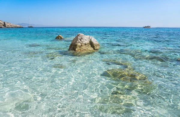 Jasna Niesamowita Lazurowa Woda Morska Zatoce Orosei Sardynia Włochy — Zdjęcie stockowe