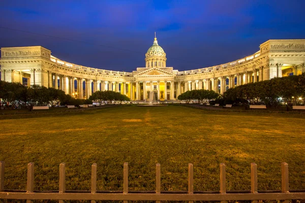 ロシア サンクトペテルブルクの夜のカザン大聖堂のパノラマ — ストック写真