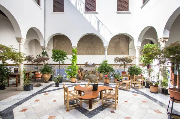 Granada, İspanya 'da bir parfüm dükkanında geleneksel Endülüs avlusu