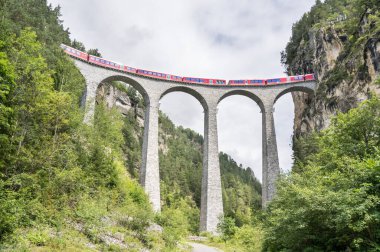 Filisur ve Davos, İsviçre yakınlarındaki ünlü viyadük (Landwasser Viaduct)