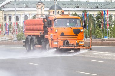 Su makinesi, Rusya Yazın Moskova sokaklarını temizliyor