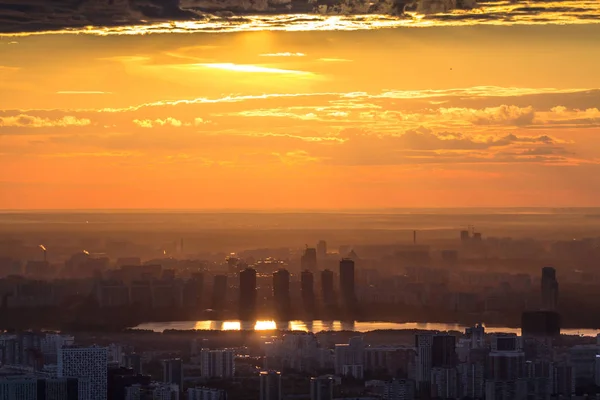 ロシアのモスクワ市のビジネスセンターの展望台から日没時のモスクワ市の空中トップビュー — ストック写真