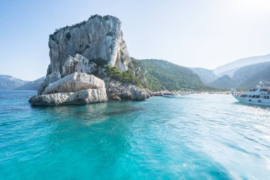 İtalya, Sardinya 'daki Orosei Körfezi' ndeki ünlü Cala Luna plajı.