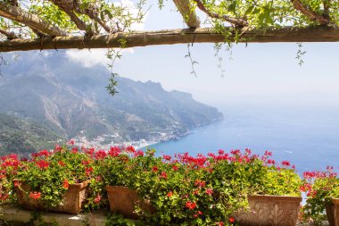 Villa Rufolo, Ravello, İtalya 'nın bahçesindeki Amalfi sahili manzaralı saksılar