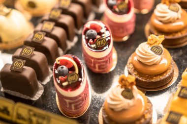 Şekerci dükkanının vitrinindeki şekerler