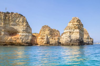 Portekiz 'in Algavre kıyısındaki Ponta da Piedade kayalıklarının güzel manzarası