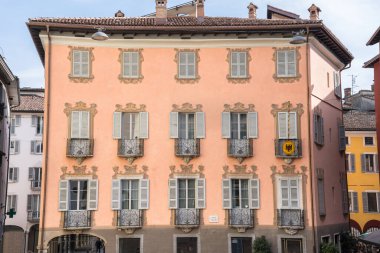 İsviçre 'nin Lugano şehrinin tarihi merkezindeki Piazza della Riforma Meydanı manzarası