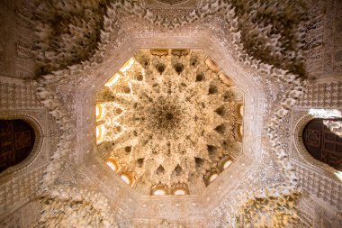 Alhambra Sarayı Granada, Endülüs, İspanya 'daki taş tavan oymalarını süsleyin.