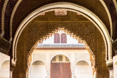 Alhambra 'nın bir avlusunda geleneksel Arap tarzında güzel kemerler, Granada, Endülüs, İspanya