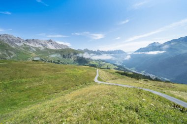 Alplerde yürüyüş yolu, Saint Anton, Tirol, Avusturya