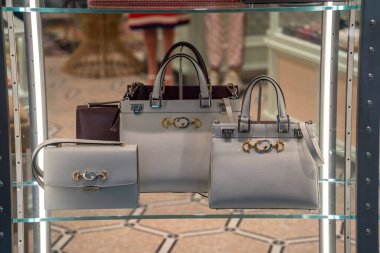 İtalya, Sardinya 'da bir mağazada gösteriş yapan lüks kadınların çantaları.