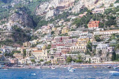 Şehir manzarası ve Positano 'nun doğası sudan, Amalfi sahili, İtalya