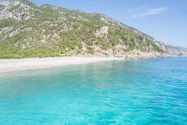 イタリア サルデーニャ島のオロセイ湾にある有名なカラ シーズン ビーチ — ストック写真