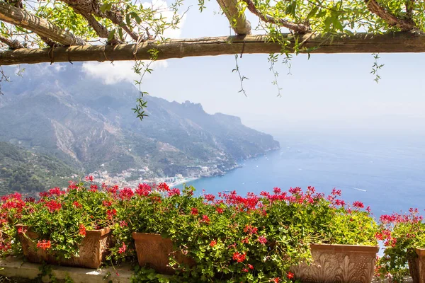 视野中的花盆指向意大利拉维洛的拉弗洛别墅花园中的阿马尔菲海岸 — 图库照片