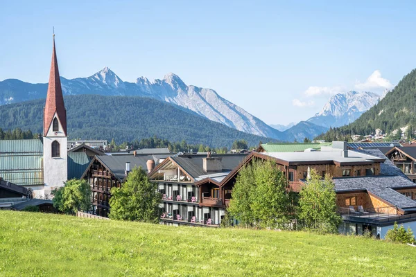 Schöne Alpenlandschaft Mit Pfarrkirche Seefeld Tirol Österreich — Stockfoto