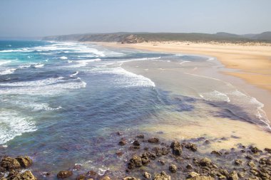 Güzel, vahşi Praia da Bordeira, Carrapateira, Algarve, Portekiz 'in yanında.
