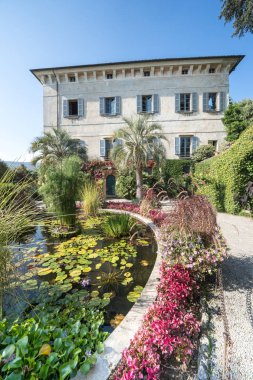 İtalya 'daki Maggiore Gölü' ndeki Maire Adası 'ndaki saray ve bahçe parkı.