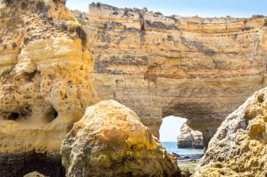 Portimao, Algarve bölgesindeki Praia Marinha 'nın en iyi manzarası, Portekiz