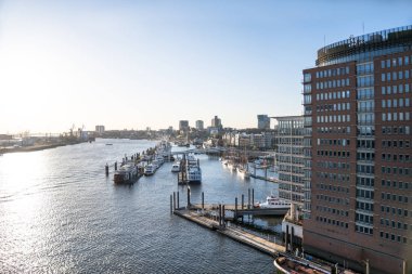 Hamburg, Almanya 'daki ünlü Elbphilharmonie (Elbe Filarmoni Salonu) binasından Panorama Manzarası