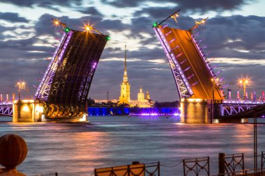 Neva Nehri 'nin gece manzarası. Palace Drawbridge St. Petersburg, Rusya.