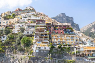 İtalya 'nın Positano, Amalfi kıyı şeridi kentindeki binaların manzarası