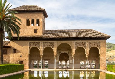 Bayanlar Kulesi (Torre de las Damas) ve Granada, Endülüs, İspanya 'daki Alhambra' daki Portal Bahçeleri