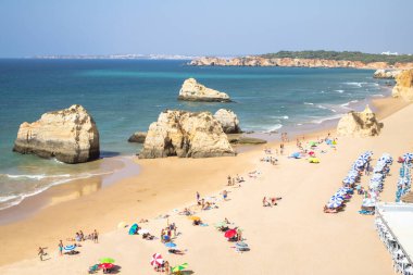 Popüler şehir plajı Rocha Sahili, Portekiz Portimao