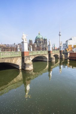 Berlin Kilisesi 'nin mimarisi ve ön planda bir köprü, Almanya
