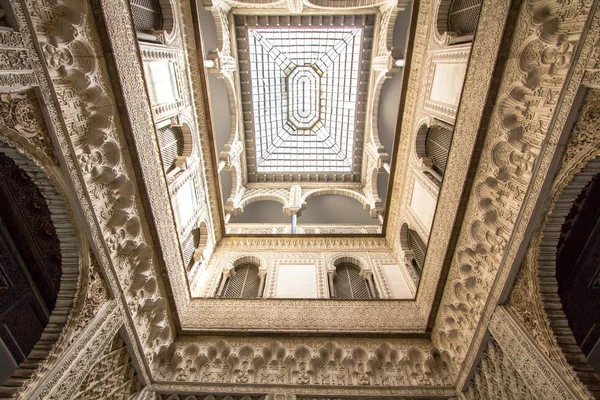西班牙塞维利亚皇家宫Real Alcazar的Patio Las Munecas内部玻璃天花板部分 — 图库照片