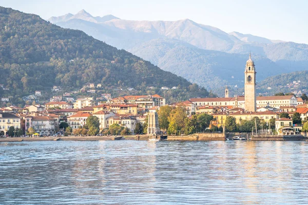 从意大利Lago Maggiore看Pallanza镇 — 图库照片