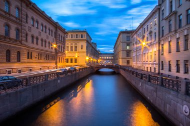Moika Nehri 'nin gece manzarası ve aydınlık binaların sularındaki yansıma, Saint Petersburg, Rusya