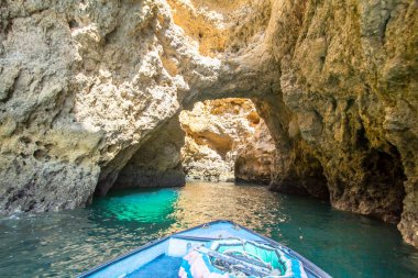 Portekiz 'in Algavre kıyısındaki Ponta da Piedade kayalıklarının güzel manzarası