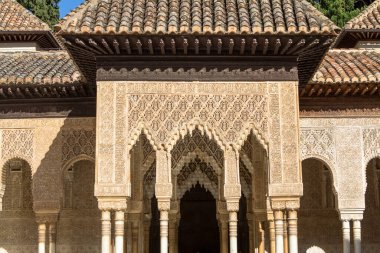 Arap tarzında güzel kemerler Alhambra Granada 'daki Aslanların avlusunda, Endülüs, İspanya