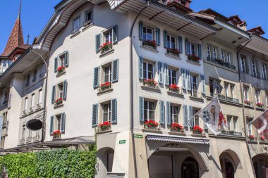 İsviçre, Bern 'deki Marktgasse caddesinde ortaçağ binaları