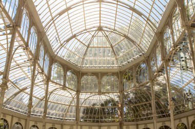 İspanya 'nın Madrid kenti Parque del Buen Retiro' da bulunan Palacio de Cristal 'in içi.