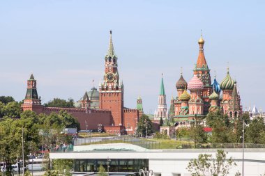 Moskova ve St. Kremlin 'in panoramik manzarası Kutsanmış Basil, Rusya