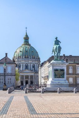Frederik V Kopenhag, Danimarka Amalienborg meydanında atlı heykeli