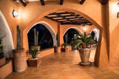 Porto Cervo 'da bir akşam, Sardunya, İtalya' da markalaşmış mağazaların ön cepheleri aydınlandı