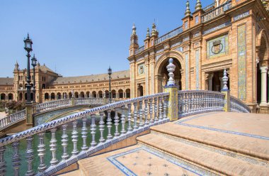 Seville Plaza de Espana 'nın merkez meydanındaki köprüler, Endülüs, İspanya