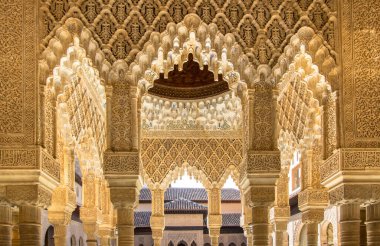 Arap tarzında güzel kemerler Alhambra Granada 'daki Aslanların avlusunda, Endülüs, İspanya