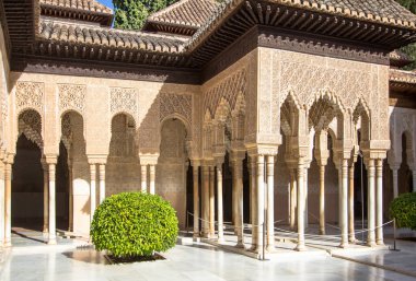 Arap tarzında güzel kemerler Alhambra Granada 'daki Aslanların avlusunda, Endülüs, İspanya