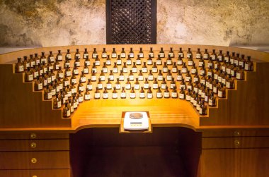 İspanya 'daki geleneksel eczane masasında ilaç şişeleri.